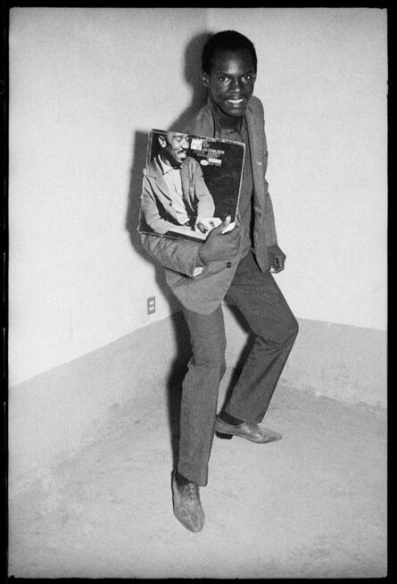 Malick Sidibé, ‘Montrant un Disque’, 1972