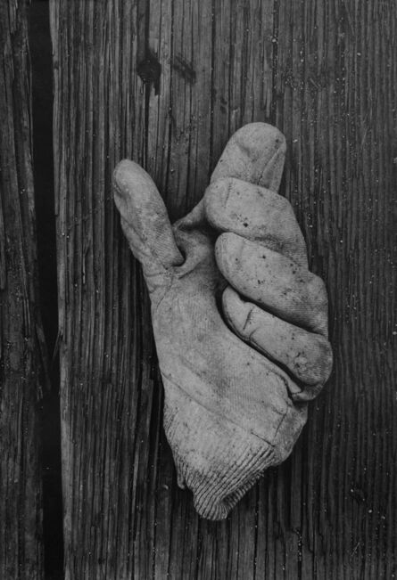 Aaron Siskind, ‘Gloucester I H (Glove)’, 1944