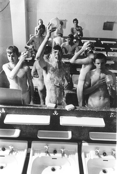 Will McBride, ‘Mike und andere schmeissen Wasser beim Waschen’, 1963