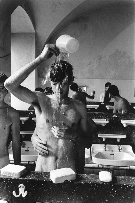 Will McBride, ‘Einer greift nach Seife und berürht Mike’, 1963