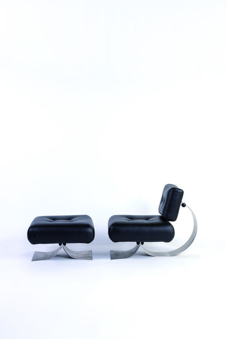 Oscar Niemeyer, ‘Alta armchair and ottoman in steel, plastic and leather’, vers 1970