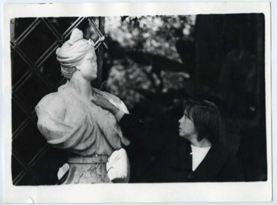 Due Donne di Pietra. Palermo, 1979 - "Two Women of Stone"