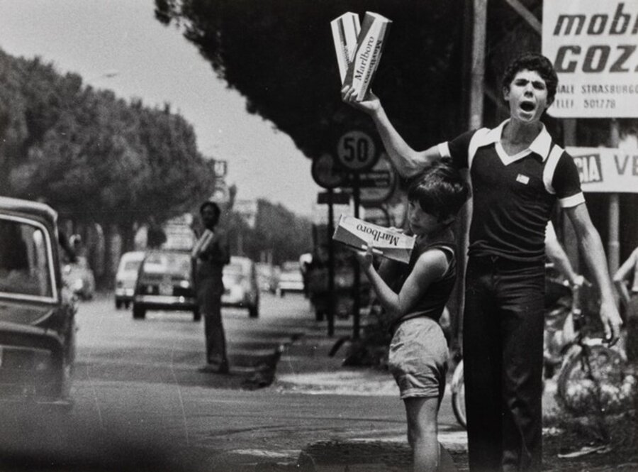 Palermo - Anche i bambini lavorano nel contrabbando di sigarette