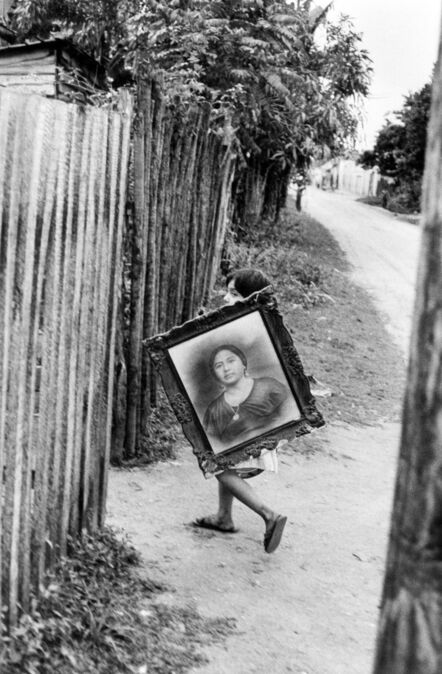 Henri Cartier-Bresson, ‘Niño sosteniendo foto / Child Holding Picture, Mexico’, 1964