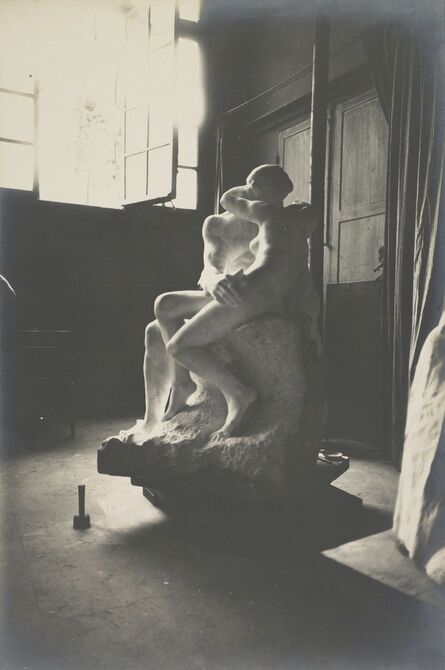 Eugène Druet, ‘Le Baiser en marbre dans l’atelier du Dépôt des marbres (The Kiss in marble in the Dépôt des marbres studio)’, c. 1898