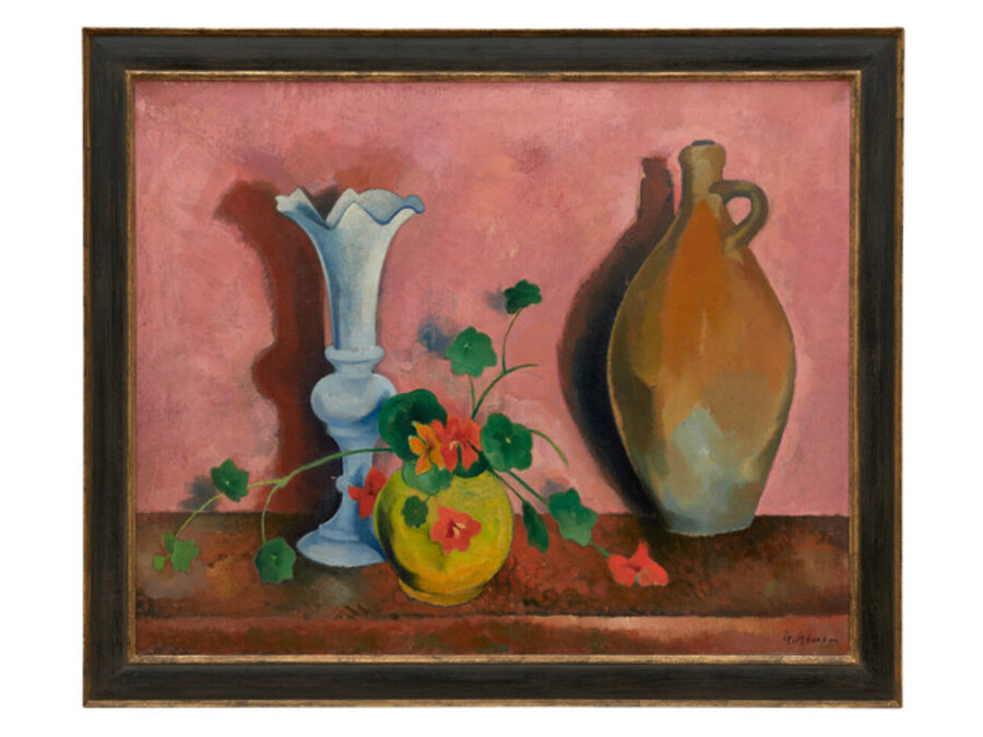 Kapuzinerkresse in gelber Vase mit Bartmannskrug und heller Vase