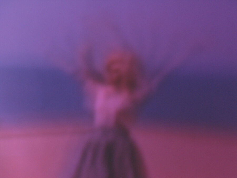 Champ/Contrechamp: Woman Waving