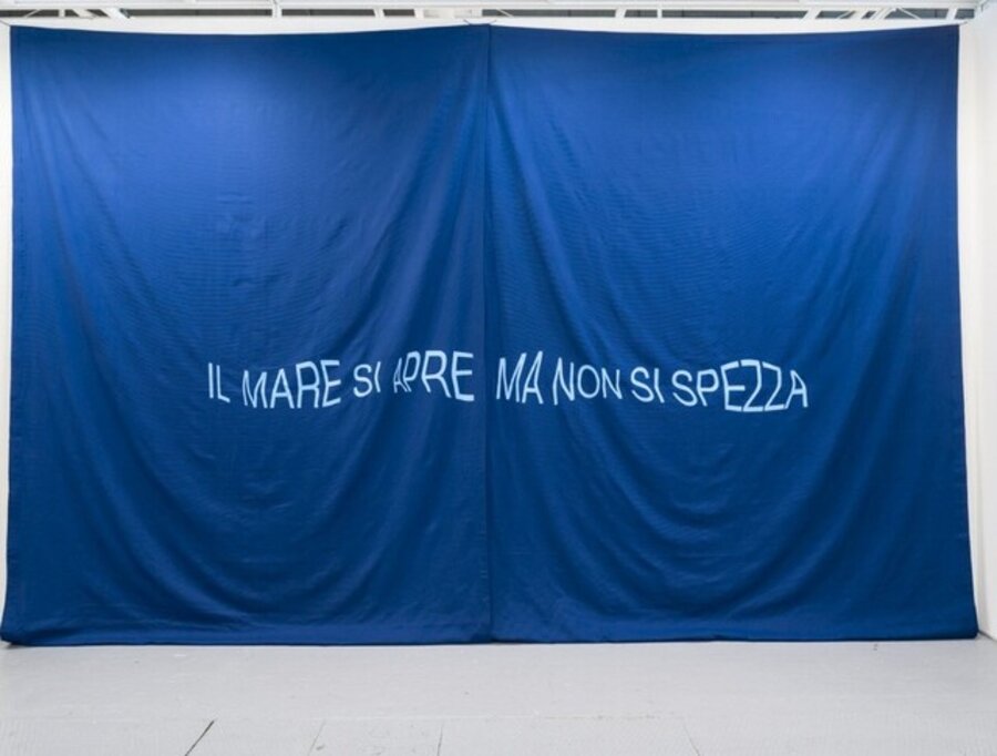 Derrière la mer”, Curtains