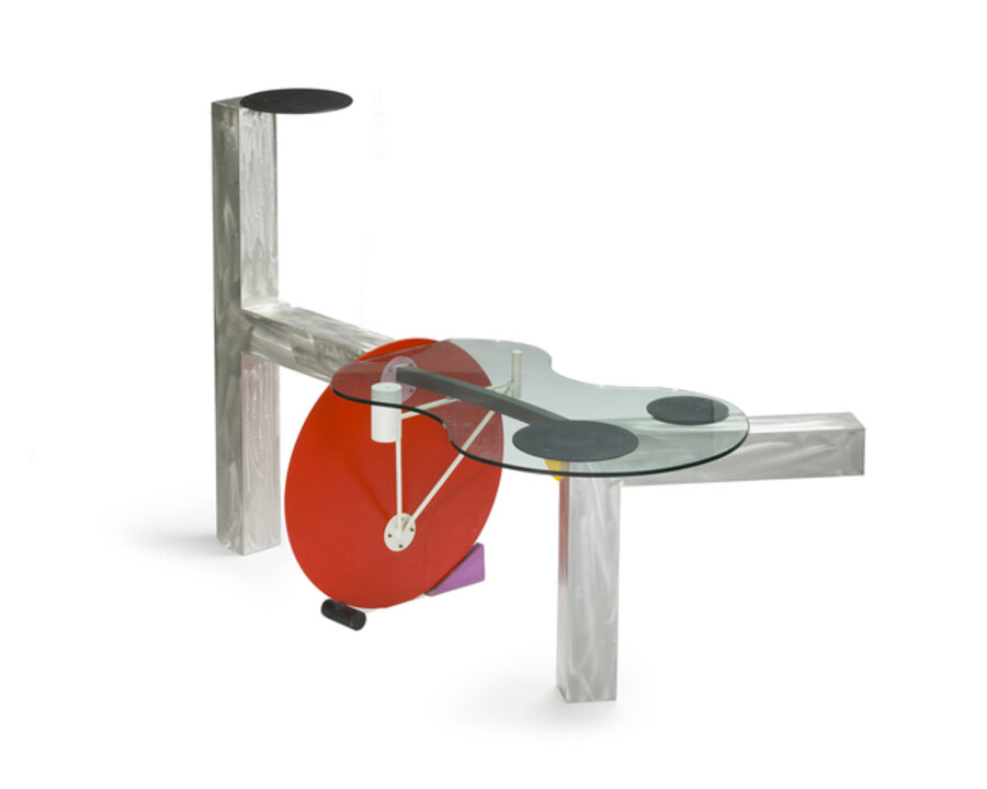 Guitar-form desk