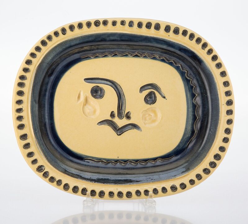 Pablo Picasso, ‘Visage gravé, fond grège’, 1947, Design/Decorative Art, Terre de faïence dish, glazed and painted, Heritage Auctions