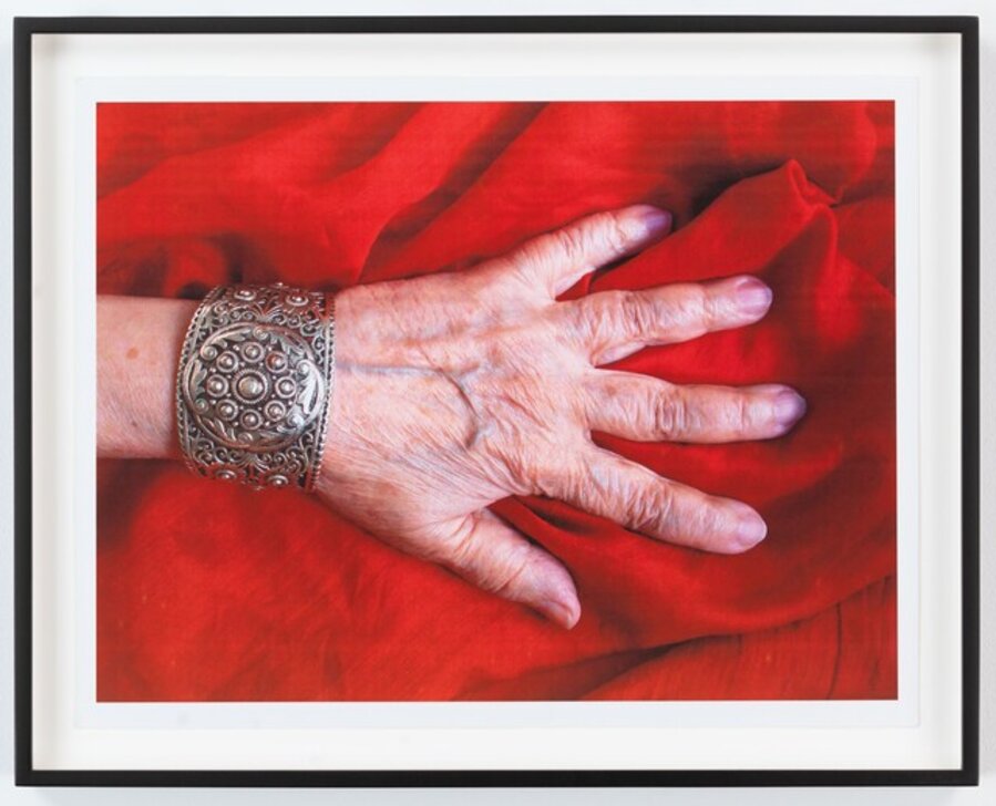 O mână bătrână cu o veche brățară turcească (An old hand with an old Turkish bracelet)