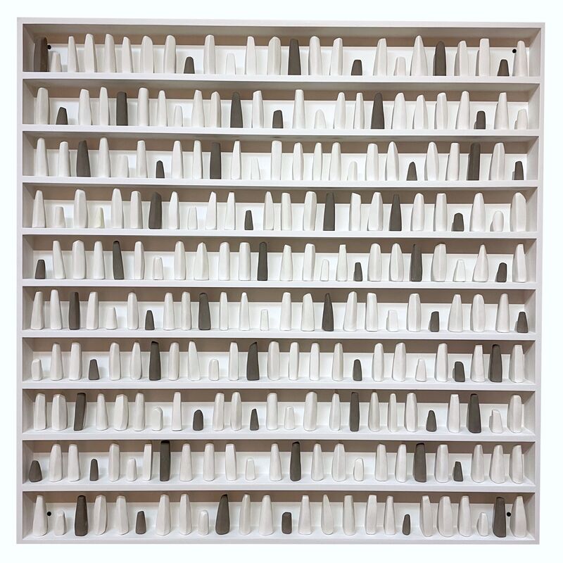 Nicolás Bonilla, ‘PAISAJE BLANCO NEGRO / BLACK WHITE LANDSCAPE’, 2022, Other, 250 porcelain rocks (1280°C) and painted wooden box, SGR Galería