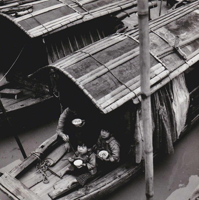Agnès Varda, ‘Canton (Chine), repas de famille au village flottant’, 1957, Photography, Vintage silver print by the artist, Galerie Nathalie Obadia