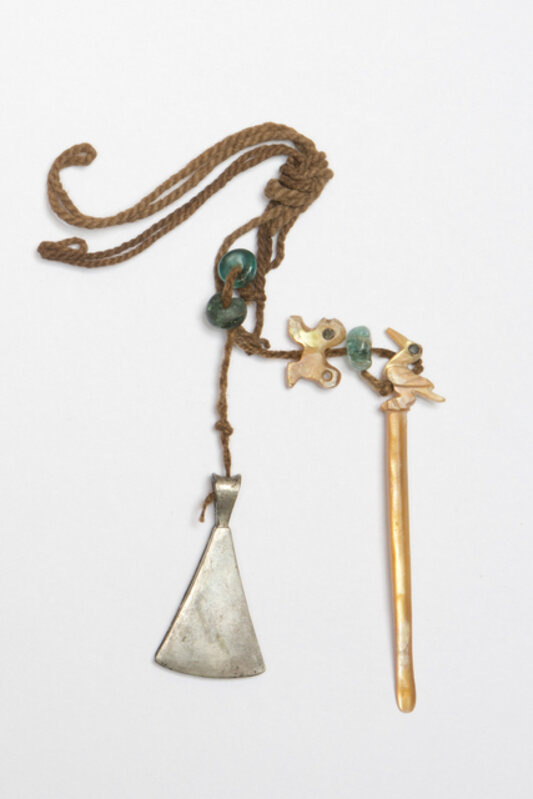 ‘Pince, bâtonnet à chaux et perles (Tongs, rod of slaked lime and pearls)’, 1450-1532, Other, Silver, emerald, pearl, cotton, Musée du quai Branly