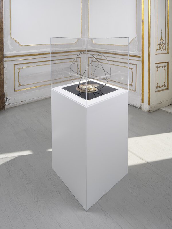 Giulio Paolini, ‘Nello stesso punto’, 2021, Sculpture, Metal sphere, shell, collage on black cardboard, Plexiglas plate, base, Plexiglas case, Alfonso Artiaco