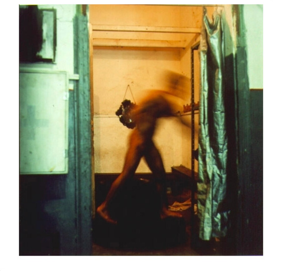 Homme nu en passant