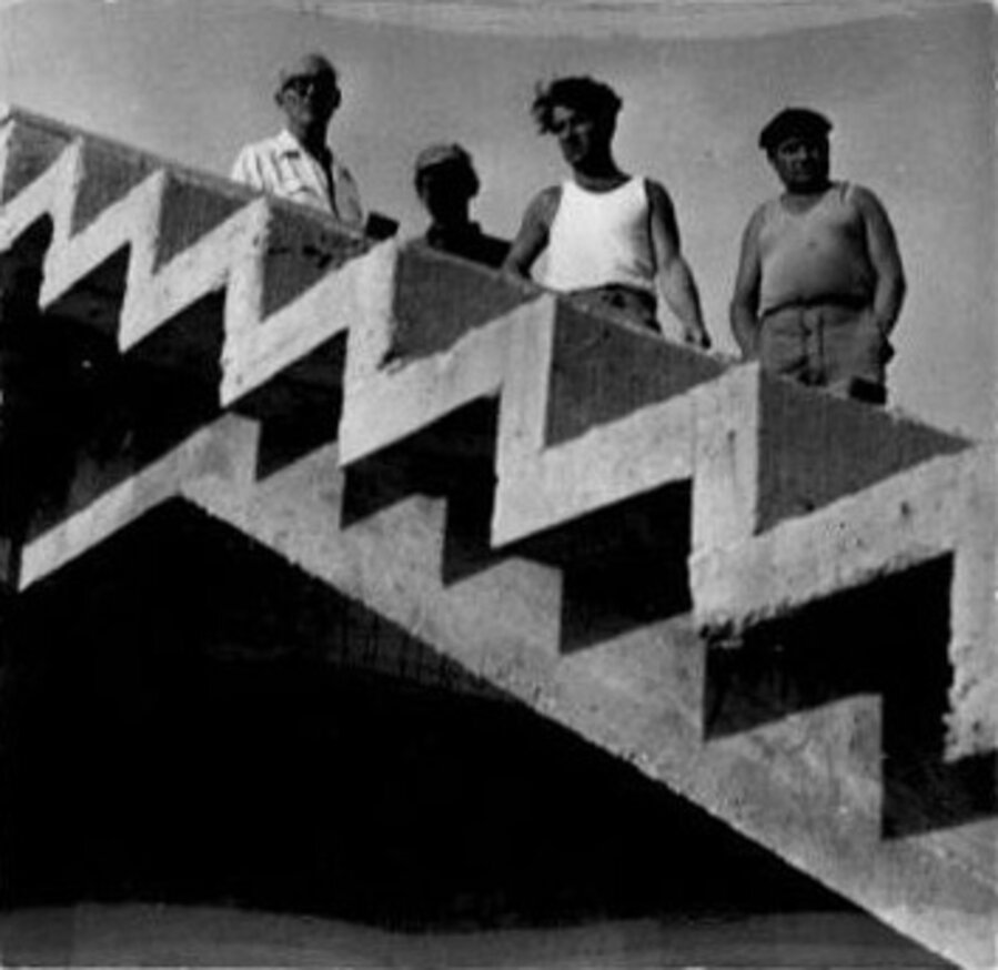 Le Corbusier sur le toit-terrasse, unité d'habitation Le Corbusier, Marseille
