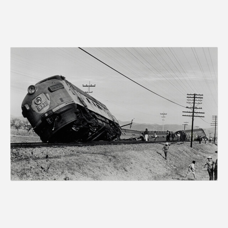 Untitled (Tren de pasajeros descarrilado en la carretera, Mexico-Toluca)