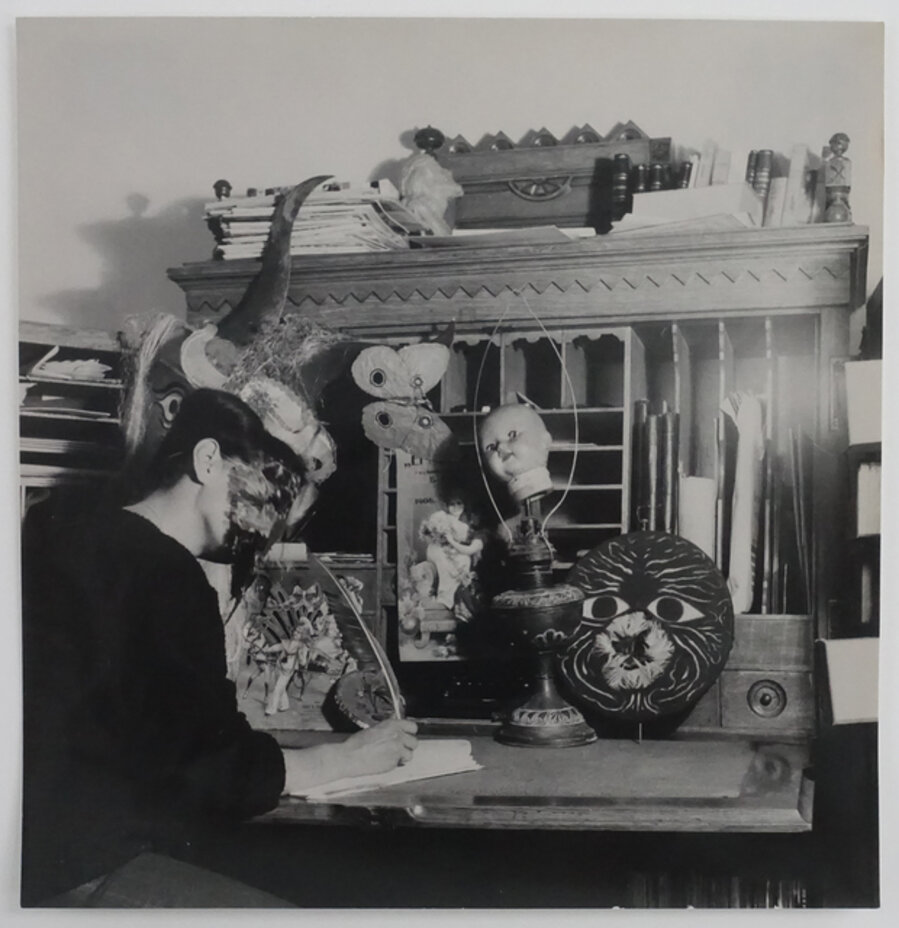 Mujer y mascara, Ciudad de Mexico, 1963