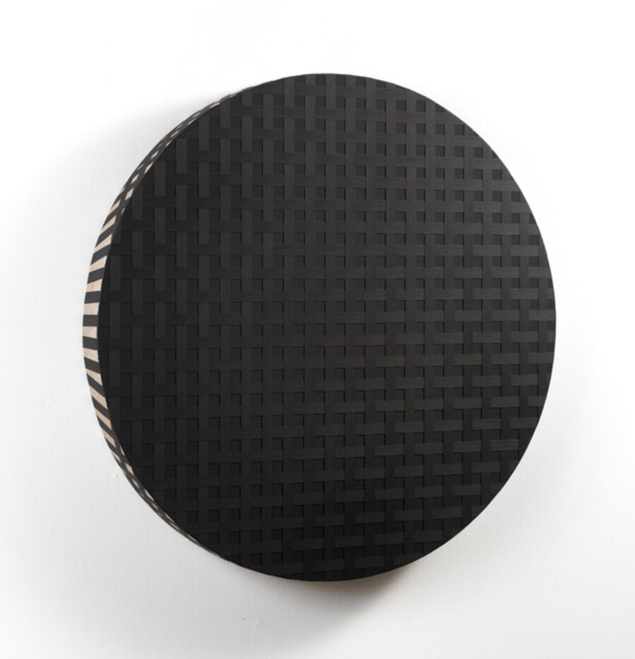 Round Jet Black Sieve