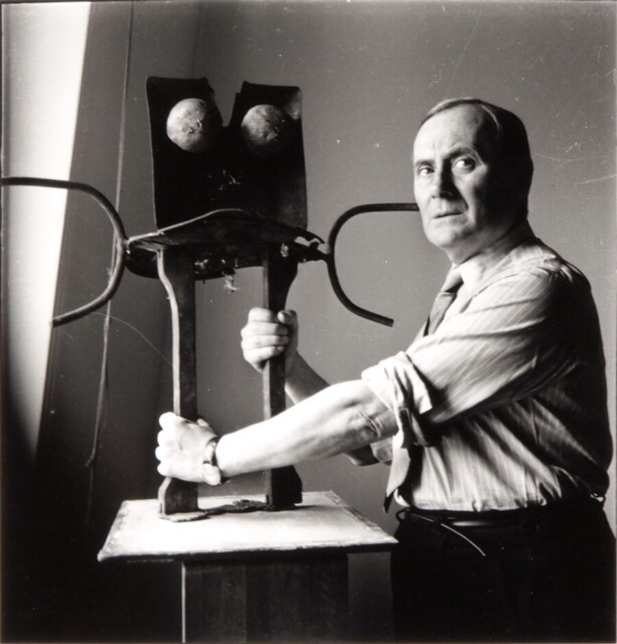 Joan Miró (Miró tenant une sculpture)