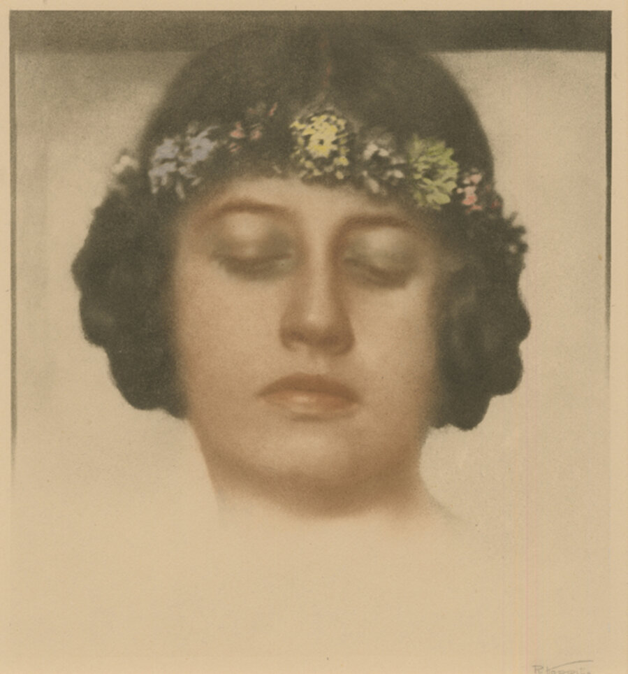 Untitled (Maedchen mit Kranz)