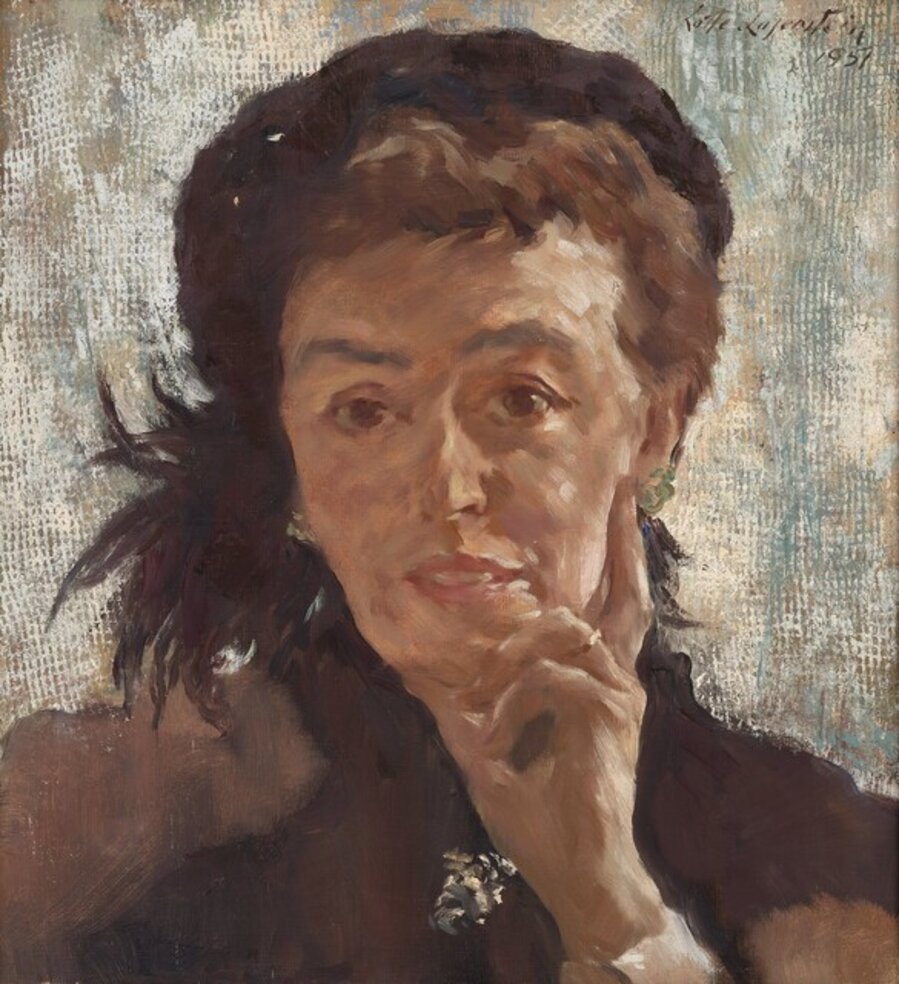Nora Bigner mit Federhut