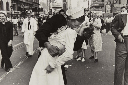 The Controversy Surrounding Alfred Eisenstaedt’s Iconic Photo of a V-J Day Kiss