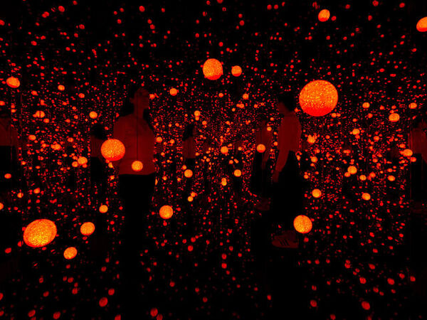 Cover image for Yayoi Kusama: DANCING LIGHTS THAT FLEW UP TO THE UNIVERSE