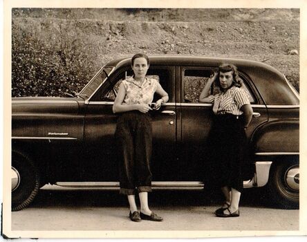 Alfredo Cortina, ‘Elizabeth Schön y Elsa Gramcko apoyadas en un automóvil’, 1962