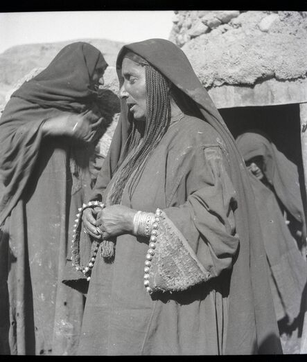 Ria Hackin, ‘Bamiyan, femme de cette même tribu afghane [Faraki], coiffure de petites tresses serrées retombant sous le voile sur les épaules, remarques aussi les manches garnies de petits cabochons en argent’, November 1934