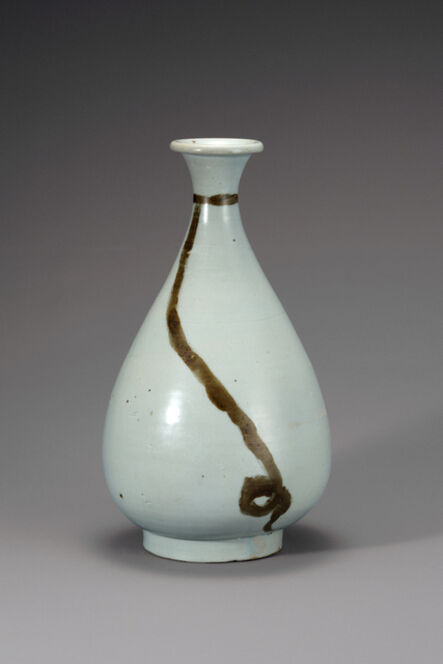 ‘	Bouteille de porcelaine blanche avec motif de corde en brun de fer - Dynastie Joseon’, XVI century