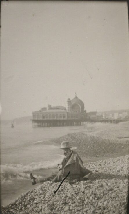Constantin Brâncuși, ‘Constantin Brancusi sur la plage de Nuce (au fond le casino de la jetée-promenade)’, 1928