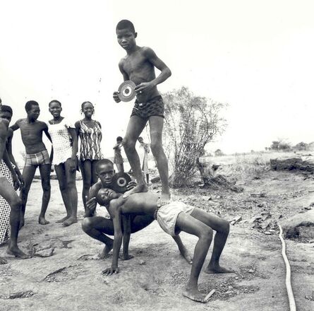 Malick Sidibé, ‘pique-nique à la chaussée’, 1972