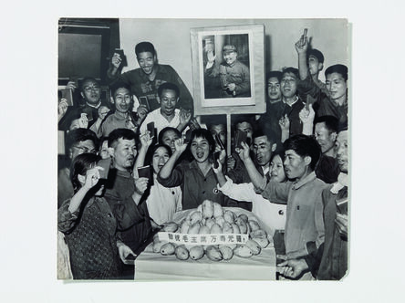 ‘Photograph of members of Worker-Peasant Mao Zedong Thought Propaganda Team at Tsinghua University cheering gift of mangos’