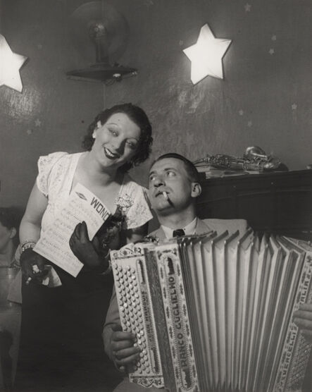 Brassaï, ‘Kiki avec son accordéoniste, au Cabaret des fleurs, à Montparnasse (Kiki with her accordion player at the Cabaret des Fleurs, Rue de Montparnasse)’, ca. 1932