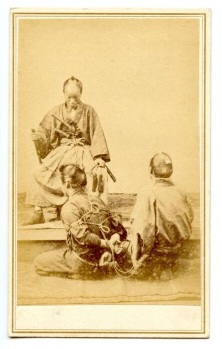Renjô Shimooka, ‘Prisonnier présenté devant le daimyô vêtu d’un kariginu’, ca. 1860