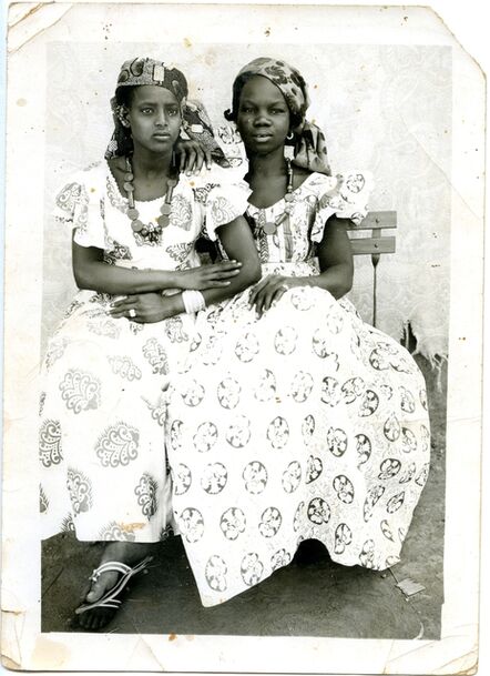 Seydou Keïta, ‘Sans titre (deux femmes assises - banc)’