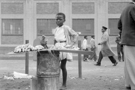 David Goldblatt, ‘Street trader on West Street, Johannesburg’, 1964