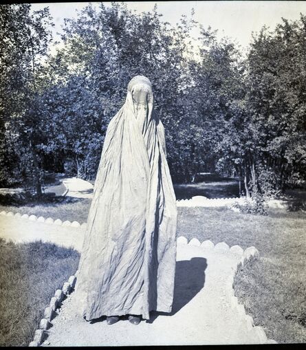 Ria Hackin, ‘Kaboul, voile afghan pour les femmes porté dans la rue pendant leur passage sur la voie publique (tchadri) l’enveloppe, tissus de coton coloré (gris-violet ou blanc), la calotte est entièrement brodée main, et la partie qui cache le visage n’est fait qu’à Kandahar’, ca. 1933