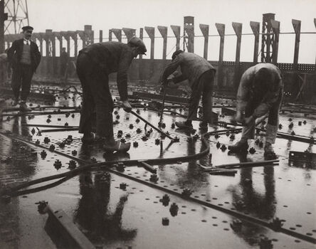 François Kollar, ‘Construction des grands paquebots. Rivetage de tôles d‘un pont de navire, chantier et ateliers de Saint-Nazaire à Penhoët’, 1931-1932