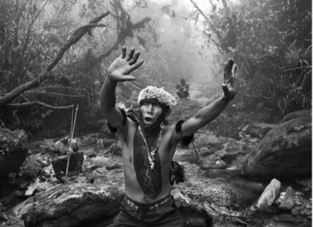 Sebastião Salgado, ‘Le chaman Ângelo Barcelos de la communauté de Maturaca. Terri- toire indigène yanomami, État d’Amazonas, Brésil, 2014.’, 2021