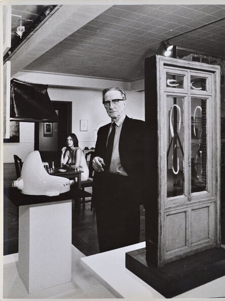 Julian Wasser, ‘Marcel Duchamp standing beside Fountain with Eve Babitz in background, Duchamp Retrospective, Pasadena Art Museum,’, 1963
