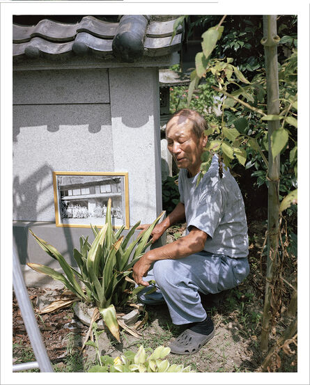 Julien Guinand, ‘Ryuji Niwata posant dans le jardin de sa maison au côté du lys sacré du Japon qui figure sur la photographie prise le lendemain de la mort de Shozo Tanaka en septembre 1913 ; Sano, préfecture de Tochigi ’, 2018