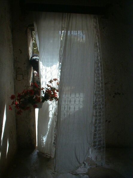 Mohamed Camara, ‘Chambres Maliennes, Ma cousine Sounaba me tend des fleurs’, 2002