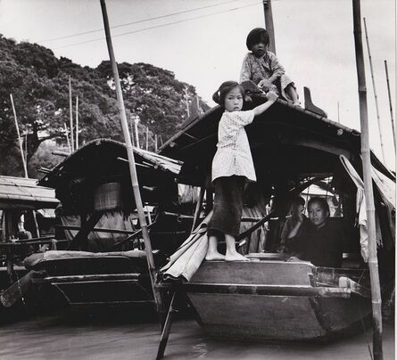 Agnès Varda, ‘Canton (Chine), femme et enfants sur une embarcation’, 1957