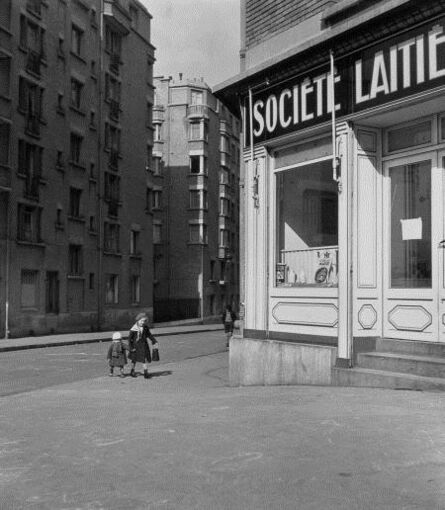 Robert Doisneau, ‘Les petits enfants au lait’, 1943
