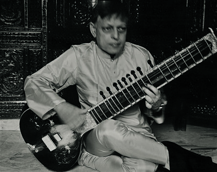 Patrick Faigenbaum, ‘Le sitariste Budhaditya Mukherjee, un des maîtres actuels de l’école Imdadkhani Gharana, fondée par Imdad Khan (1848-1920), Gariahat Golpark, Kolkata sud’, 2014