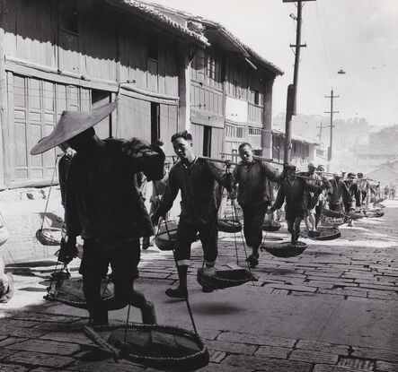 Agnès Varda, ‘Chine, porteurs de briques’, 1957