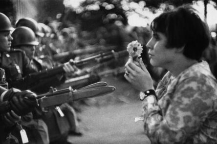Marc Riboud, ‘La jeune fille à la fleur, Manifestation contre la guerre du Vietnam, 21 octobre 1967’, 1967